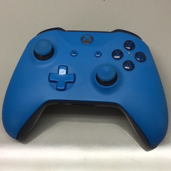 X Box One S. Model 1681 with two controllers - Picture 10 of 11